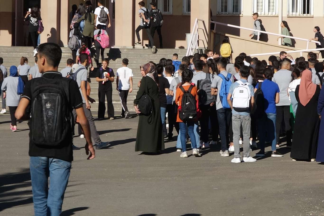 Yaz tatili sona ermesiyle ilk ders zili çaldı Yaz tatili sona ermesiyle ilk ders zili çaldı
